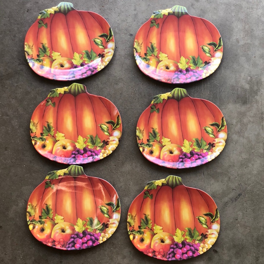 6 trisa thanksgiving dessert plates. Plastic. Perfect condition.